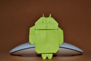 Android-Figur aus Pappier